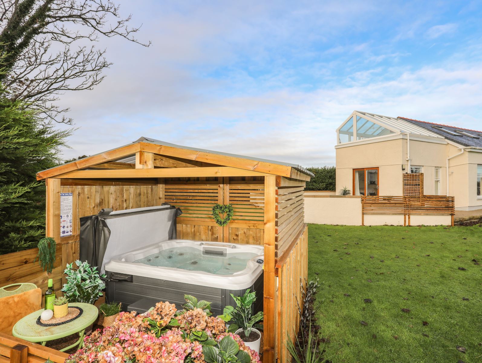 sykes cottages north wales hot tub